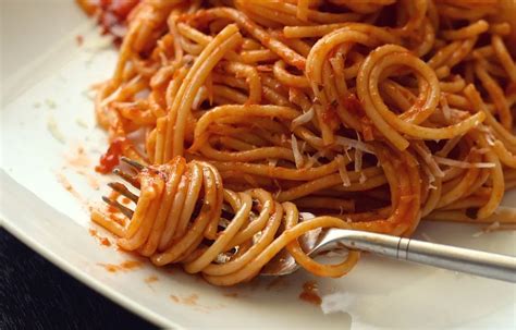tomatensaus vlek uit kleding